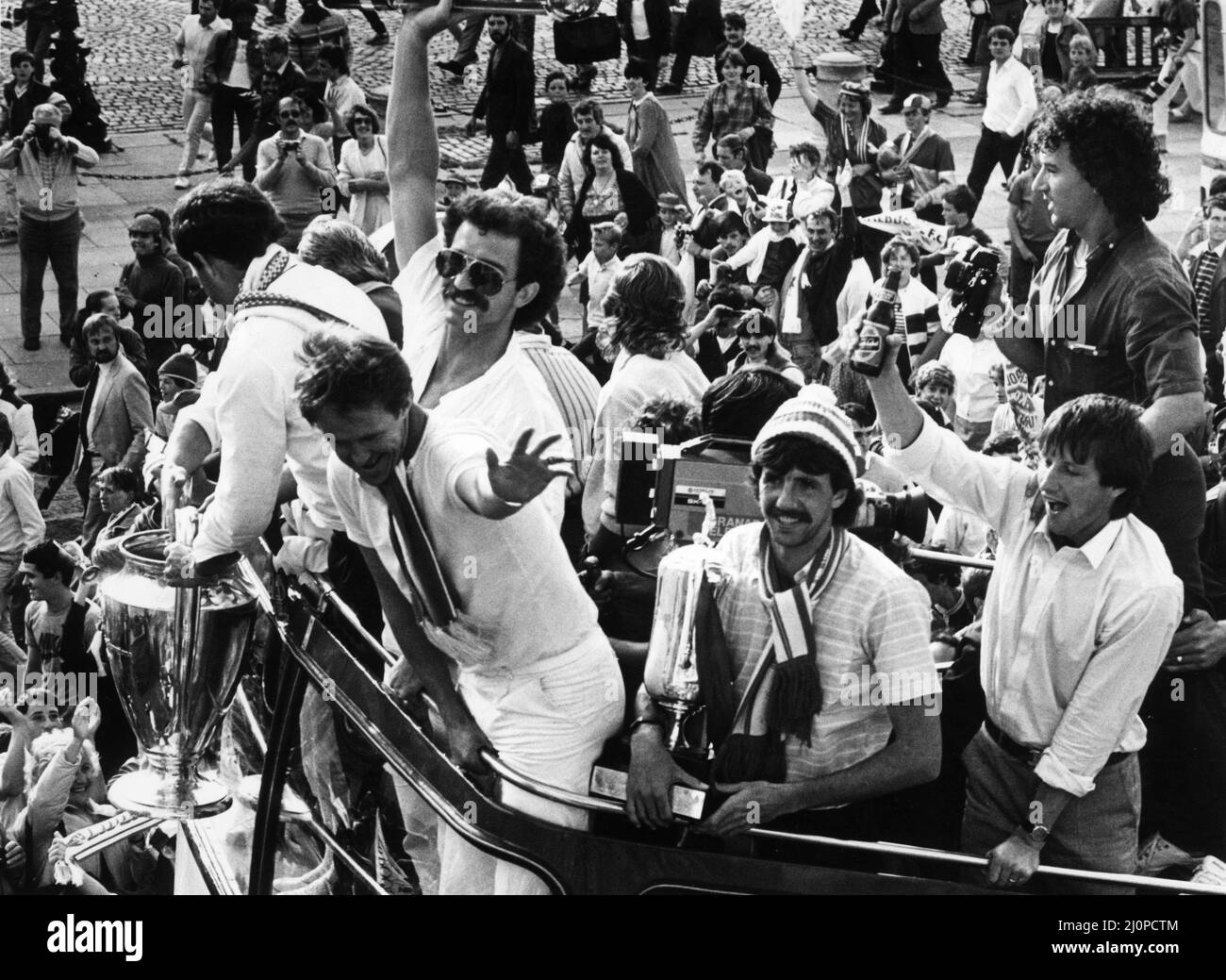 Die Spieler von Liverpool zeigen stolz die Trophäe des Europacups vor Tausenden von Fans, die die Straßen von Liverpool säumten, um ihre Helden nach ihrem Sieg über DIE ROMA im Finale des Europacups zu Hause zu begrüßen.das Spiel, das in einem Unentschieden von 1-1 endete, wurde zu Gunsten Liverpools mit Strafen entschieden. Bild aufgenommen an der Lime Street Station. Mai 1984. Stockfoto