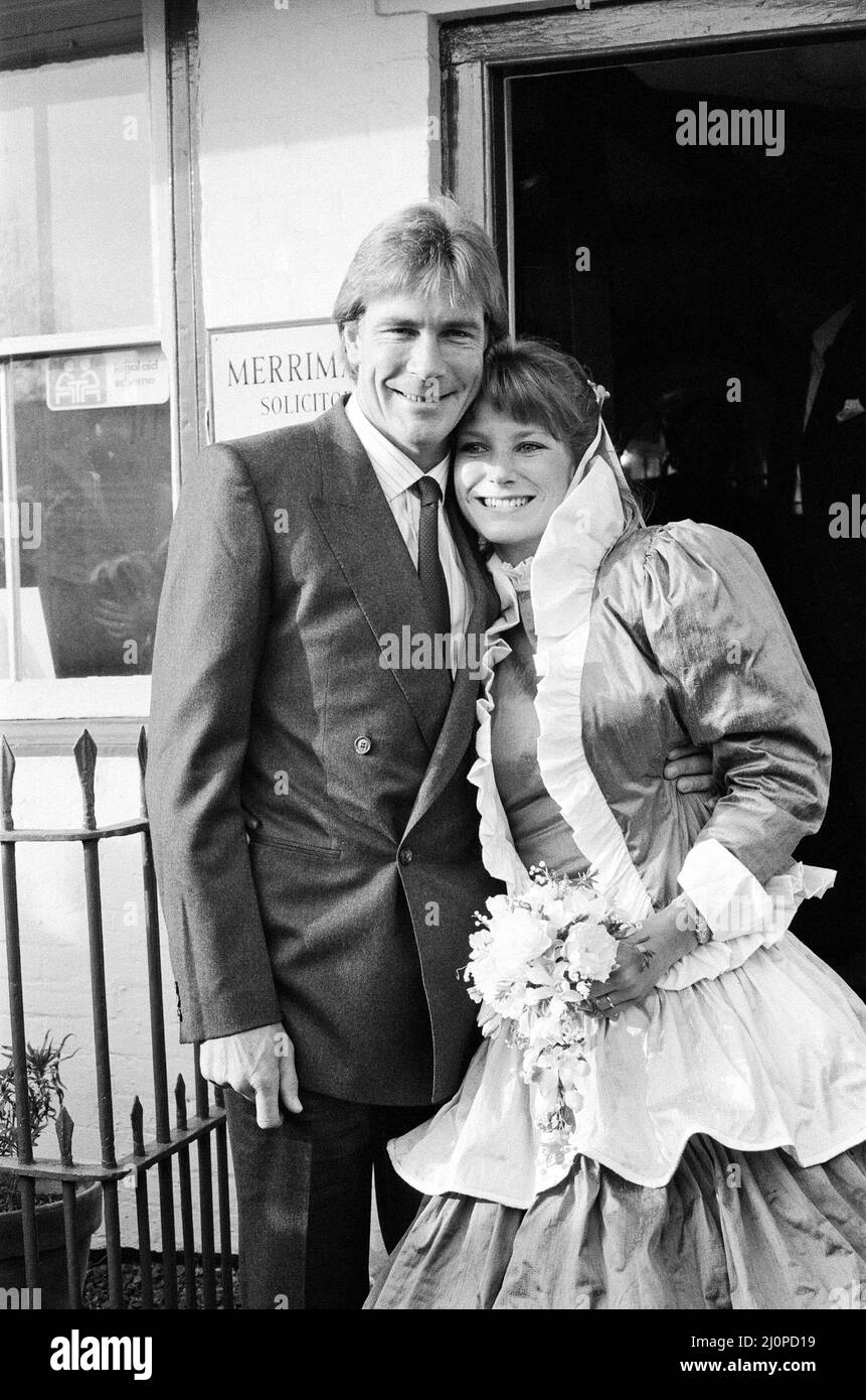 James Hunt, der Weltmeister im Motorsport von 1976, heiratet zum zweiten Mal mit Sarah Lomax und hat in Marlborough, Wiltshire, geheiratet. James war zuvor von 1974 bis 1975 mit Suzy Miller verheiratet. Sie verließ ihn für den Schauspieler Richard Burton. Bild aufgenommen am 17.. Dezember 1983 Stockfoto