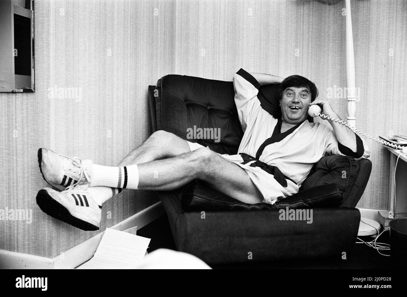 Jimmy Tarbuck in den Bournemouth Winter Gardens, wo er in einer Sommershow auftritt. 13.. Juli 1984. Stockfoto