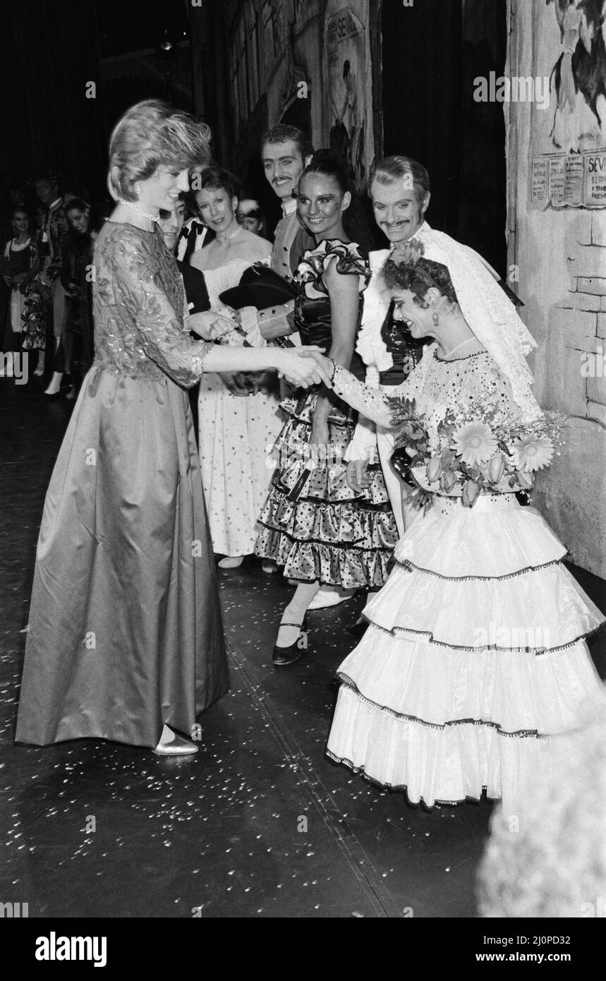 Ihre Königliche Hoheit Prinzessin Diana, die Prinzessin von Wales, in Oslo, Norwegen. Dies war das erste Soloengagement von Prinzessin Diana im Ausland. Diana wird als Paarung mit der Kastagna dargestellt.eine Performance des London City Ballet in Oslo, Norwegen, trägt sie ein rotes Abendkleid von Jan van Velden. Bilder aufgenommen am 11.. Februar 1984 Stockfoto