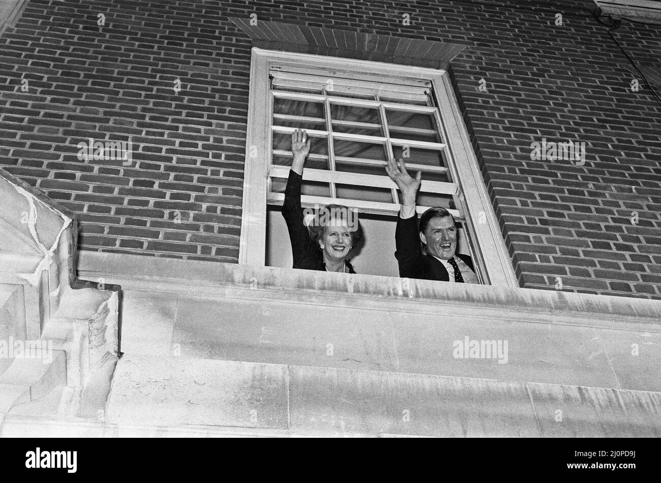 Premierministerin Margaret Thatcher und der Vorsitzende der Konservativen Partei, Cecil Parkinson, feiern im Parteihauptquartier nach dem Sieg bei den Parlamentswahlen. 10.. Juni 1983 Stockfoto