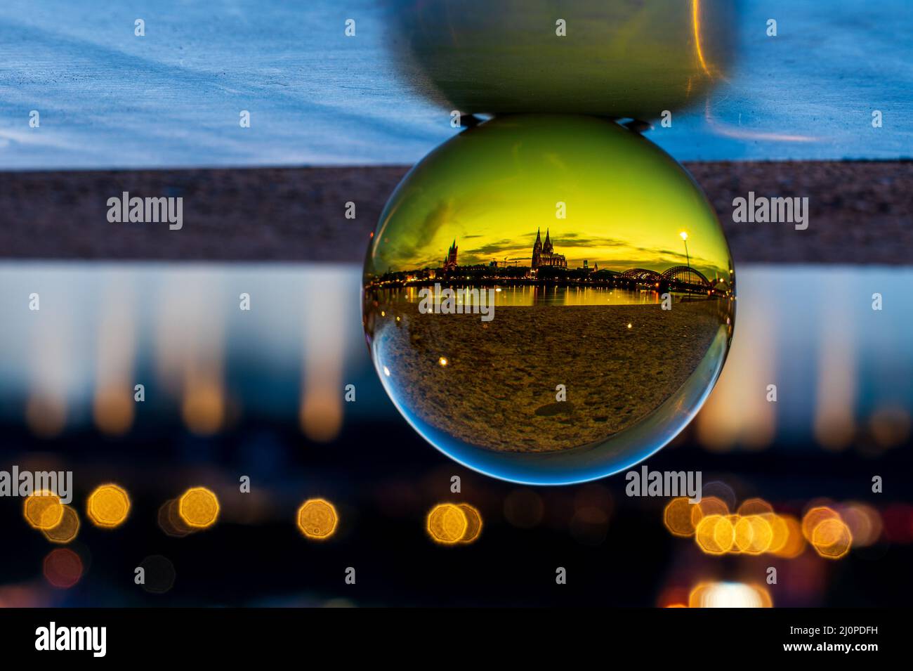 Kölner Altstadt fotografiert durch eine Glaskugel Stockfoto