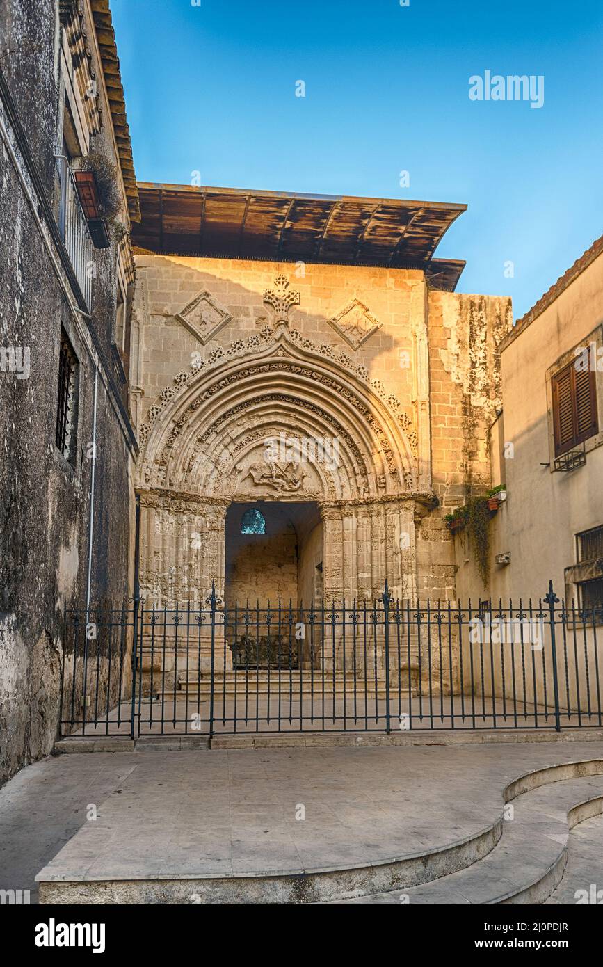 Das gotisch-katalanische Portal der Kirche San Giorgio Vecchio in Ibla, Ragusa, Sizilien, Italien Stockfoto