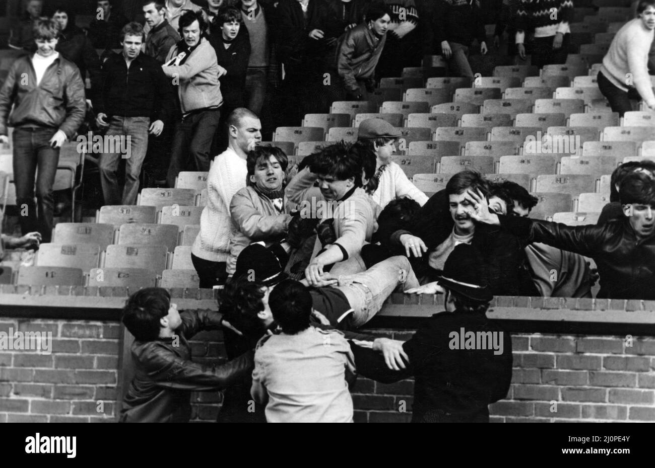 Middlesbrough 1 -1 Newcastle, Spiel der zweiten Division im Ayresome Park. In der Menge bricht Ärger aus. 5.. Februar 1983. Stockfoto