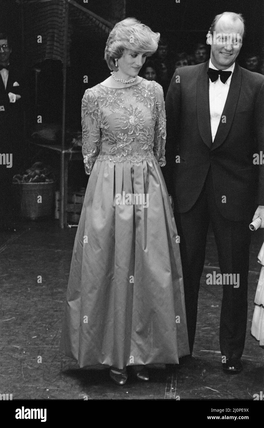 Ihre Königliche Hoheit Prinzessin Diana, die Prinzessin von Wales, in Oslo, Norwegen. Dies war das erste Soloengagement von Prinzessin Diana im Ausland. Diana ist mit Kronprinz Harald von Norwegen bei einer Performance des London City Ballet in Oslo, Norwegen, abgebildet, sie trägt ein rotes Abendkleid von Jan van Velden. Bilder aufgenommen am 11.. Februar 1984 Stockfoto