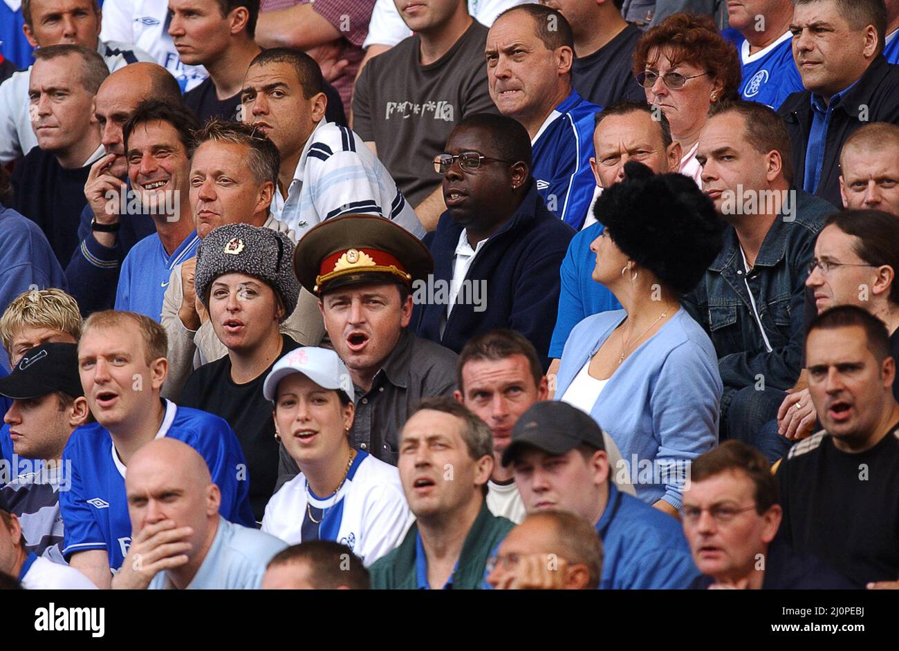 Fans des Chelsea Football Club mit russischen Hüten bei Wolverhampton Wanderers gegen Chelsea, 20. September 2003. Stockfoto