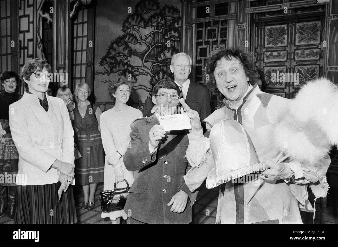 Ken Dodd, Comedian, überreicht der British Heart Foundation, Coventry, Donnerstag, 6.. Januar 1983 einen 1000-Pfund-Scheck. Stockfoto