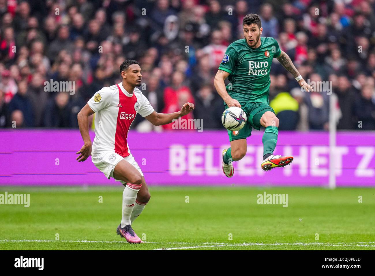 Amsterdam - Sebastien Haller von Ajax, Marcos Senesi von Feyenoord während des Spiels zwischen Ajax und Feyenoord in der Johan Cruijff Arena am 20. März 2022 in Amsterdam, Niederlande. (Box-to-Box-Bilder/Yannick Verhoeven) Stockfoto