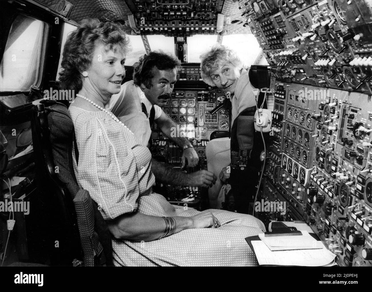 Gewinner des Sunday Sun Wettbewerbs um einen Flug mit Concorde im August 1984. Im Bild: Glenis Nixon, Flugingenieur Bill Brown und Margaret Heckels im Cockpit. 25.. August 1984. Stockfoto