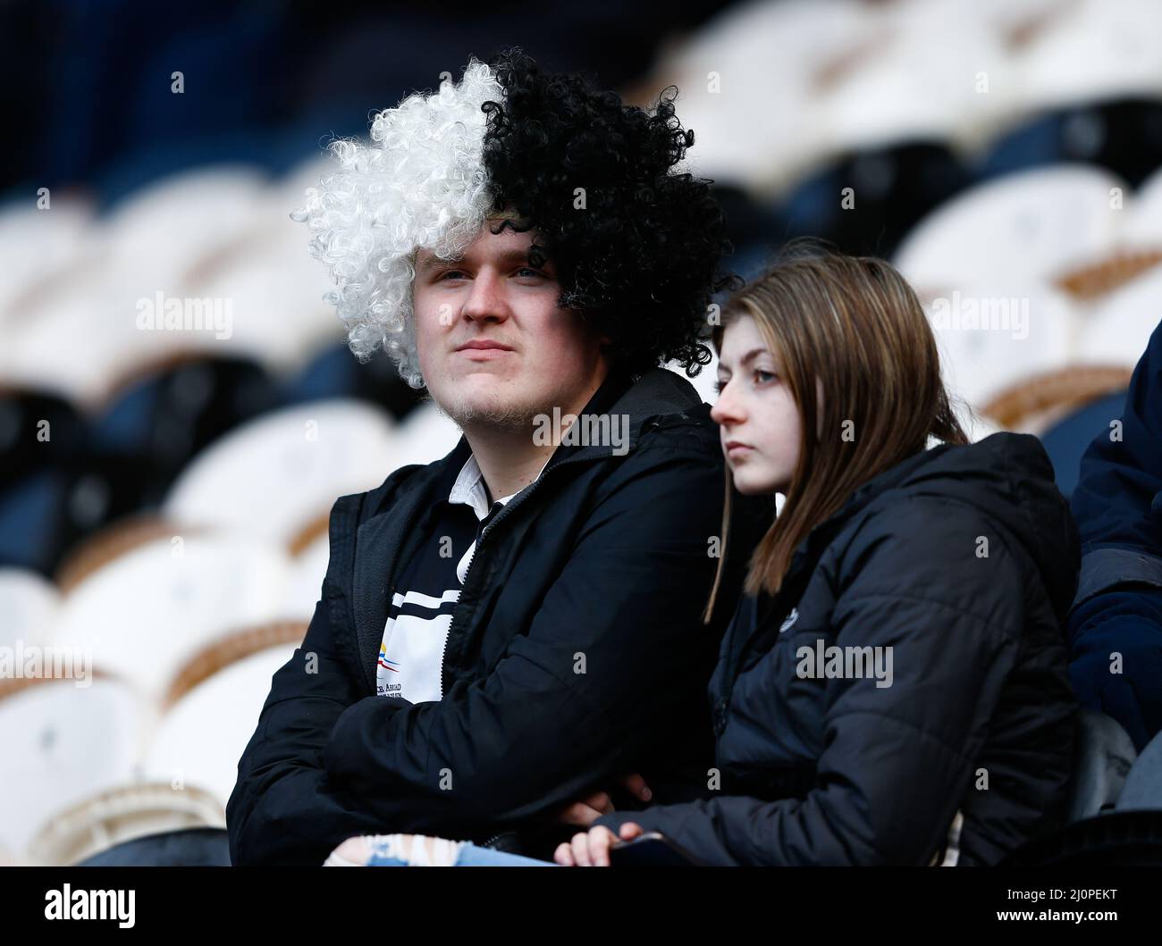 Ein FC-Fan von Hull, der vor dem Spiel der Betfred Super League im MKM Stadium, Kingston upon Hull, gesehen wurde. Bilddatum: Sonntag, 20. März 2022. Stockfoto