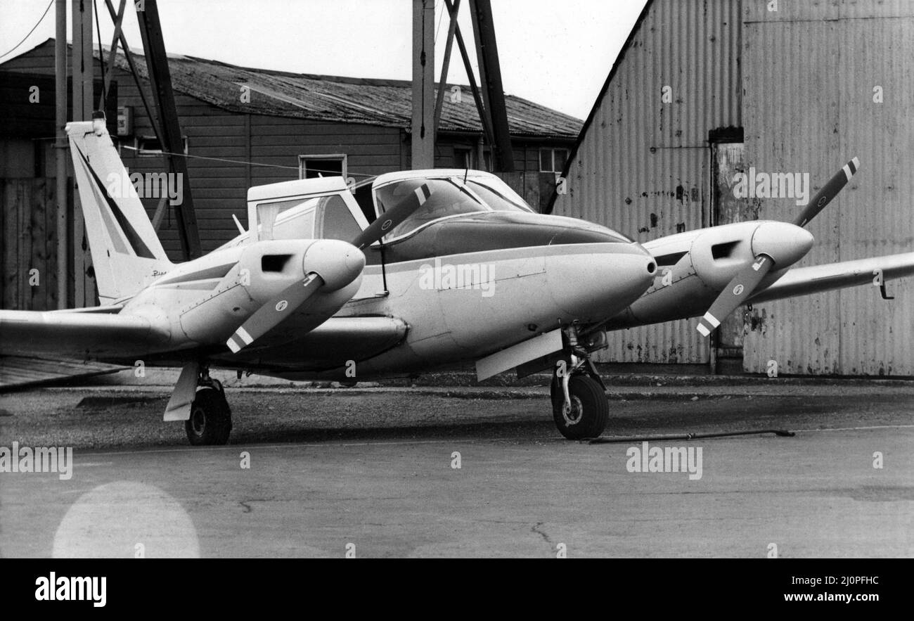 Eine zweimotorige Piper Comanche, die die Ursache für einen umfassenden Notfall auf dem Sunderland Airport war. Das Laufwerk des Flugzeugs versagte und dann entwickelte es Motorprobleme, als es über den Flugplatz flog. Der Pilot flog tief über den Kontrollturm, während der Fluglotse Bob Henderson die Unterseite des Flugzeugs auf ein Zeichen dessen abtastete, was falsch war. Schließlich gelang es dem Piloten, sein Fahrwerk zu befreien und landete das Flugzeug ohne Verletzungen an sich oder seinem Passagier. 8.. März 1983. Stockfoto