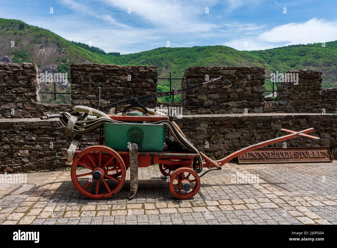 Alte Feuerwehr Fire Engine auf Burg Reichenstein Stockfoto