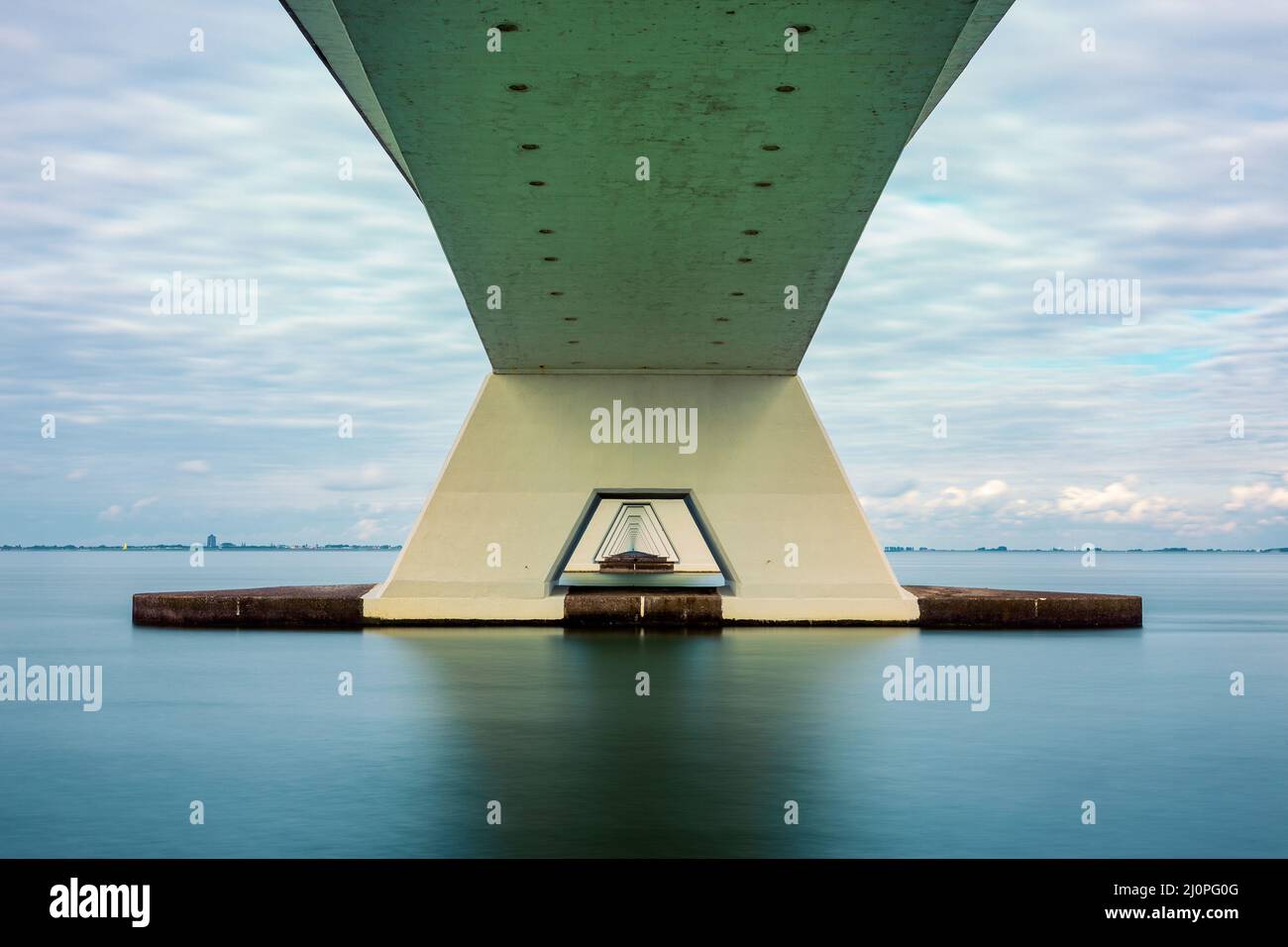 Panoramablick auf die Zeeland-Brücke an der Ostschelde Stockfoto