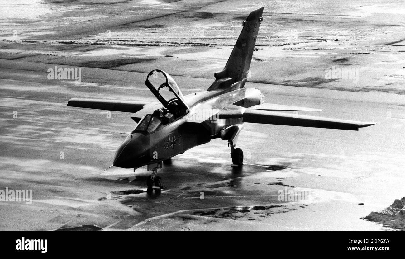 Ein zweimotoriger Mehrzweckkampfflugzeug mit variablem Schwenkflügel, Panavia Tornado, das von der deutschen Luftwaffe betrieben wird. Circa: 1984 Stockfoto