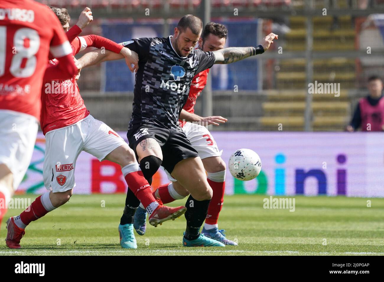 Stadio Renato Curi, Perugia, Italien, 20. März 2022, cerri alberto (n.27 como 1907) / zanandrea gianmaria (n.32 perugia calcio) während des Spiels AC Perugia gegen Como 1907 - Italienischer Fußball der Serie B Stockfoto