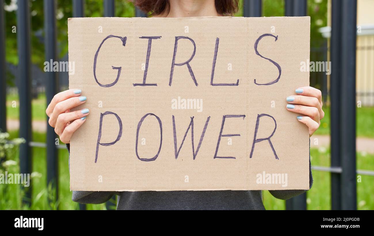 Girl Power Concept. Unkenntlich Person hält Zeichen mit Text über Feminismus Stockfoto