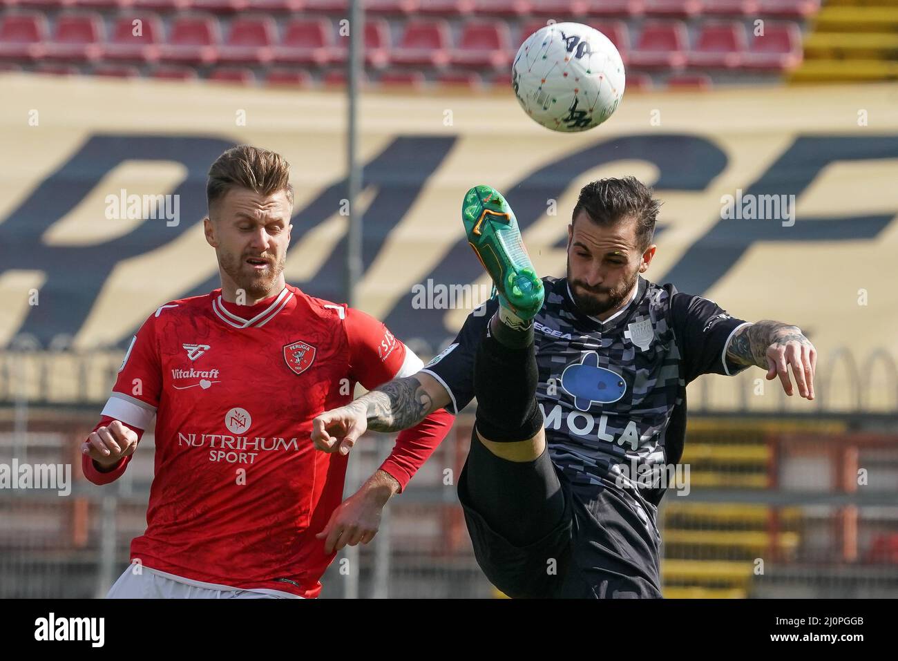 Stadio Renato Curi, Perugia, Italien, 20. März 2022, Parigini vittorio (n.11 como 1907) gegen Minesso mattia (Pg18 perugia calcio) während des Spiels AC Perugia gegen Como 1907 - Italienischer Fußball der Serie B Stockfoto