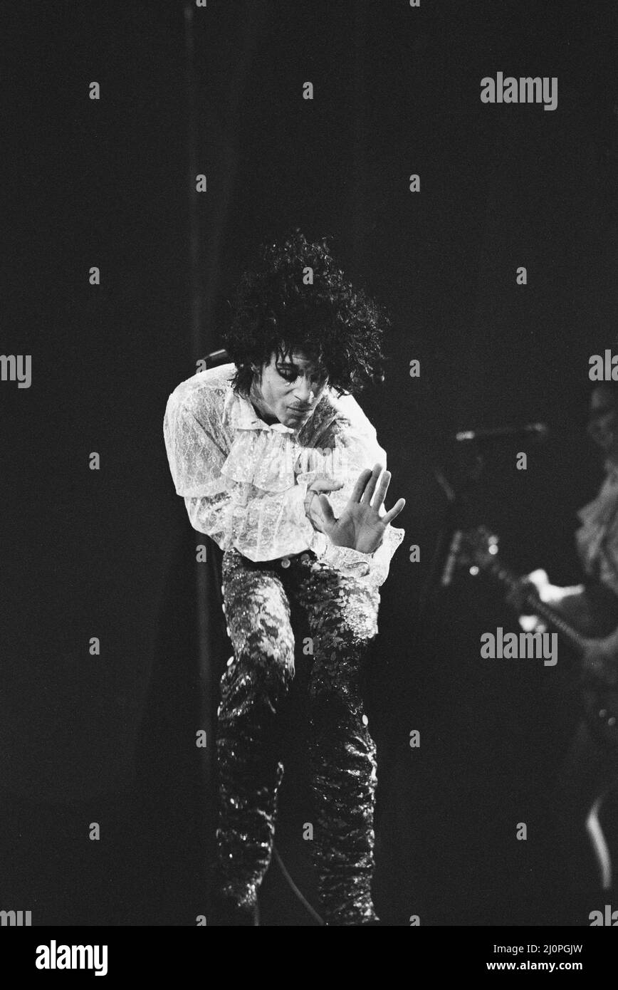 Prince spielt auf der Bühne in der Joe Louis Arena, Chicago 11.. November 1984. Die Purple Rain Tour Stockfoto
