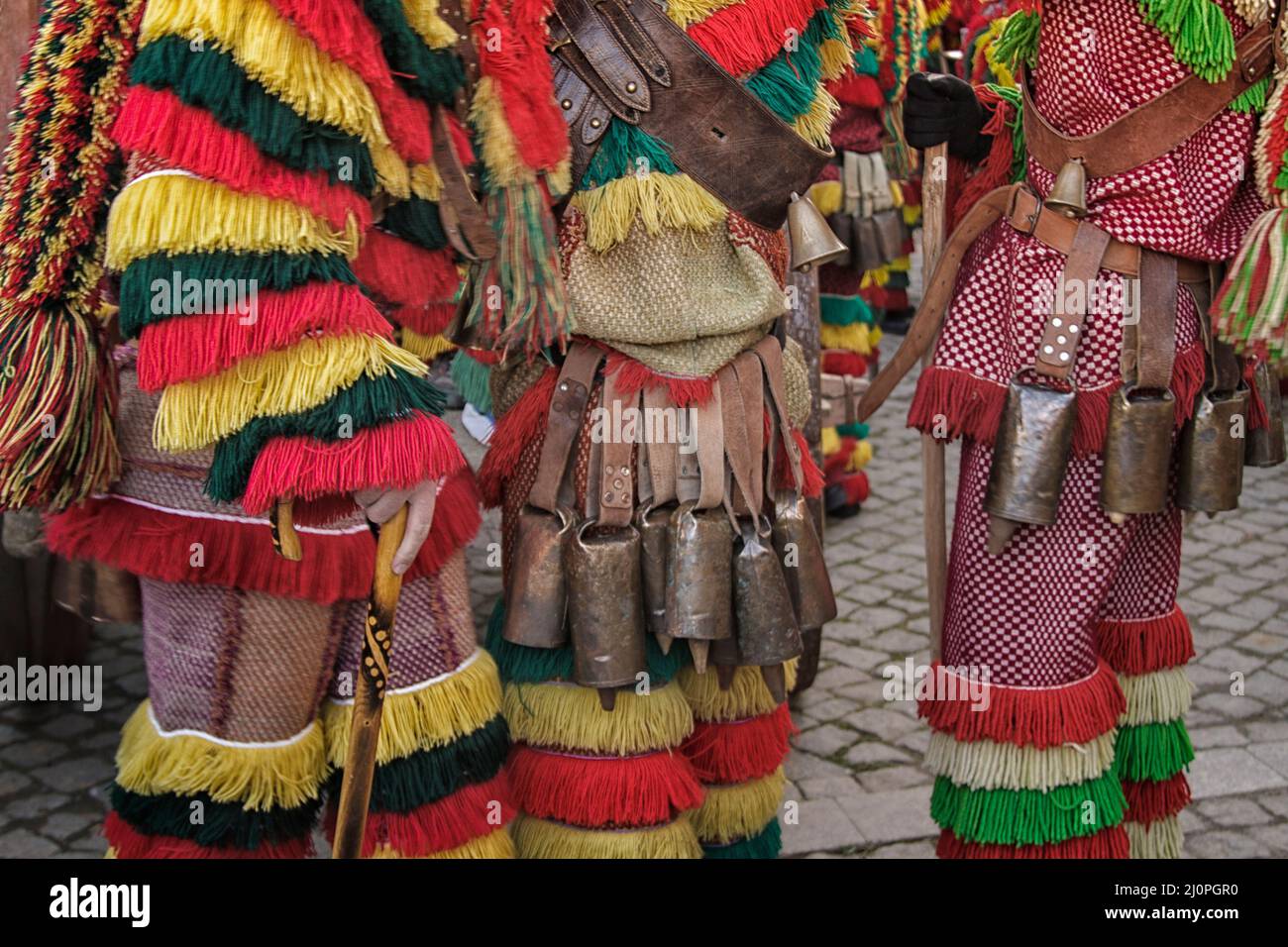 Die Caretos - traditionelle Charaktere von Podence, Nahaufnahme ihrer Kostüme und Glocken, Portugal Stockfoto