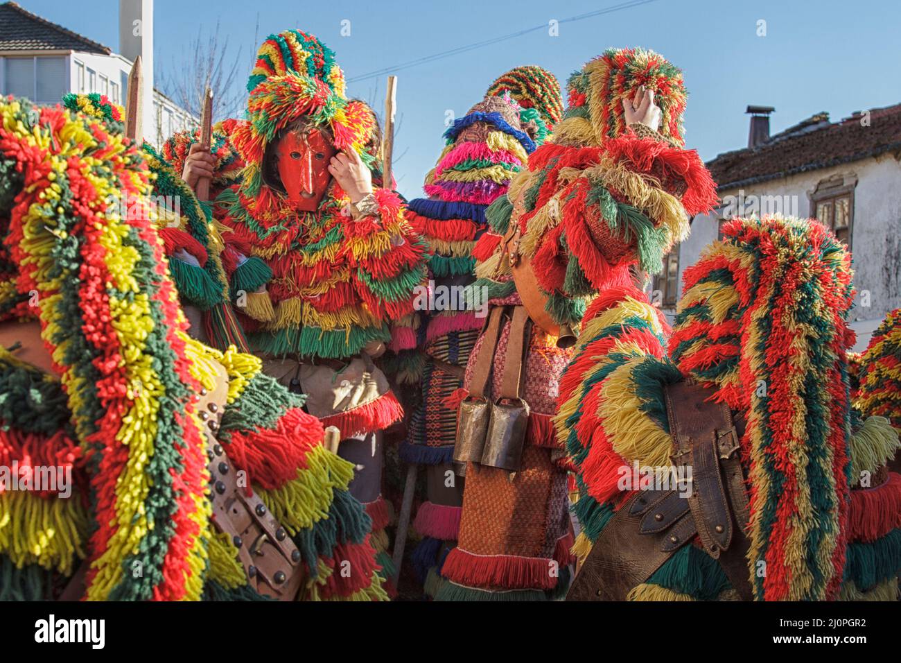Caretos - traditionelle Charaktere von Podence. Eine Gruppe in der Straße auf einem Holzkarren Stockfoto