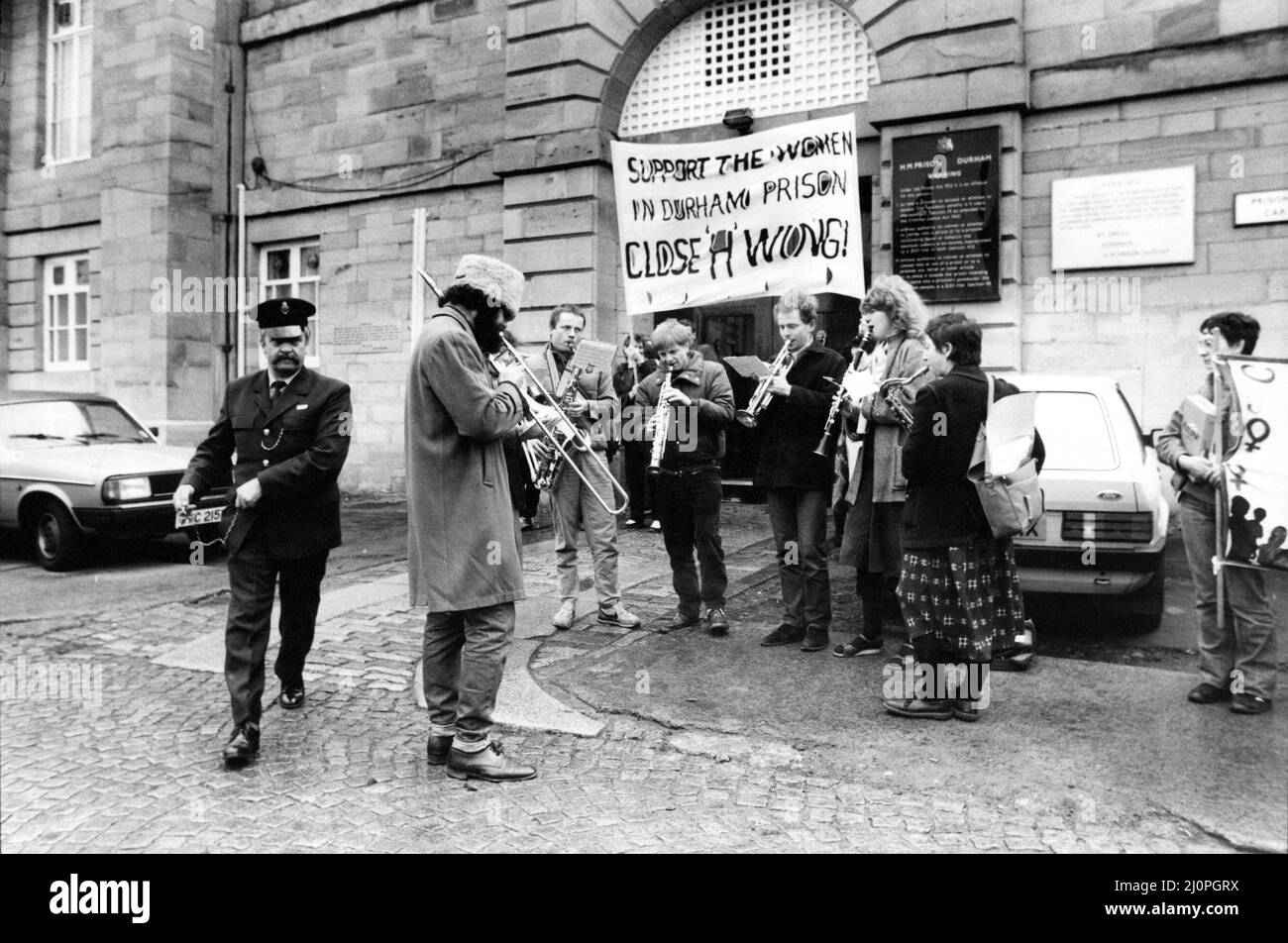 Durhams Gefängnissystem war gerade aus den falschen Gründen in den Nachrichten und sorgte vor 26 Jahren für ähnlich negative Schlagzeilen. Eine Gruppe von Frauen veranstaltete zusammen mit einer Jazzband einen protestmarsch, um ihre Kampagne für die Schließung der Gefängnisse von Durham She Wing hervorzuheben. Mitglieder der neu gegründeten Unterstützungsgruppe Women in Durham Prison marschierten vom Marktplatz von Durhams zum Gefängnis, begleitet von Mitgliedern der Stumbling Band aus Newcastle. Auf dem Weg verteilten sie Flugblätter, in denen sie die Schließung des H-Flügels forderten und behaupteten, dass die Gefangenen gezwungen wurden, unter unmenschlichen Bedingungen zu leben. T Stockfoto