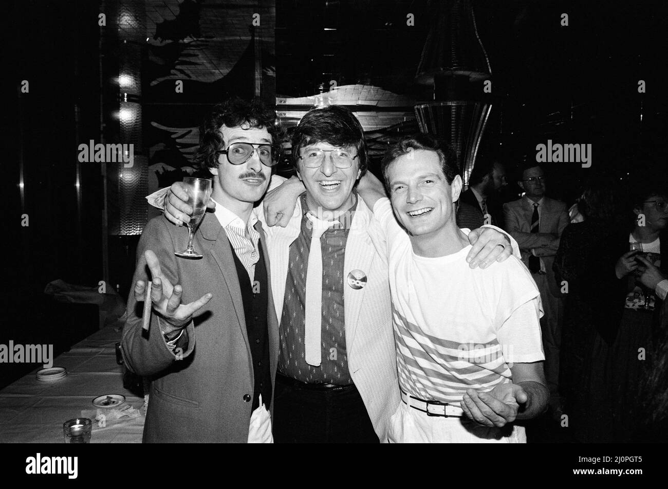 Top of the Pops 1000. Programmparty. Im Bild, von links nach rechts, Steve Wright, Simon Bates und Peter Powell bei der Party im Gardens Night Club in Kensington, London. 5. Mai 1983. Stockfoto