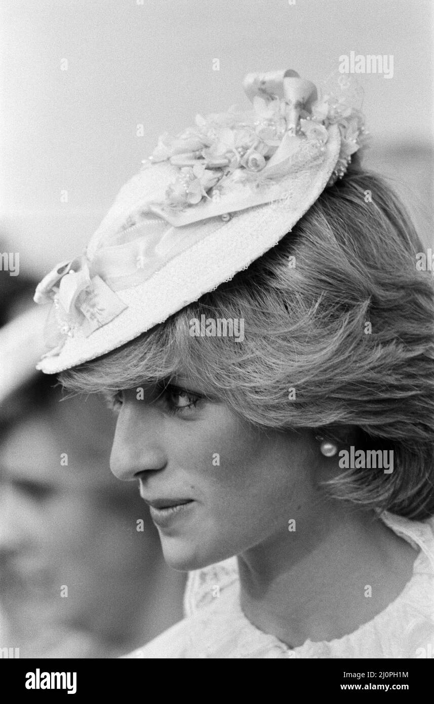 Prinzessin Diana kleidete sich in edwardianischer Mode für einen Klondike-Abend im Edmonton Park, Edmonton, Alberta. Die Prinzessin ein atemberaubendes Kleid im Stil von 1878 für ein „frech“ hochtrabendes Kabarett, das das königliche Paar zurück in die Goldrauschtage brachte. 29.. Juni 1983. Stockfoto