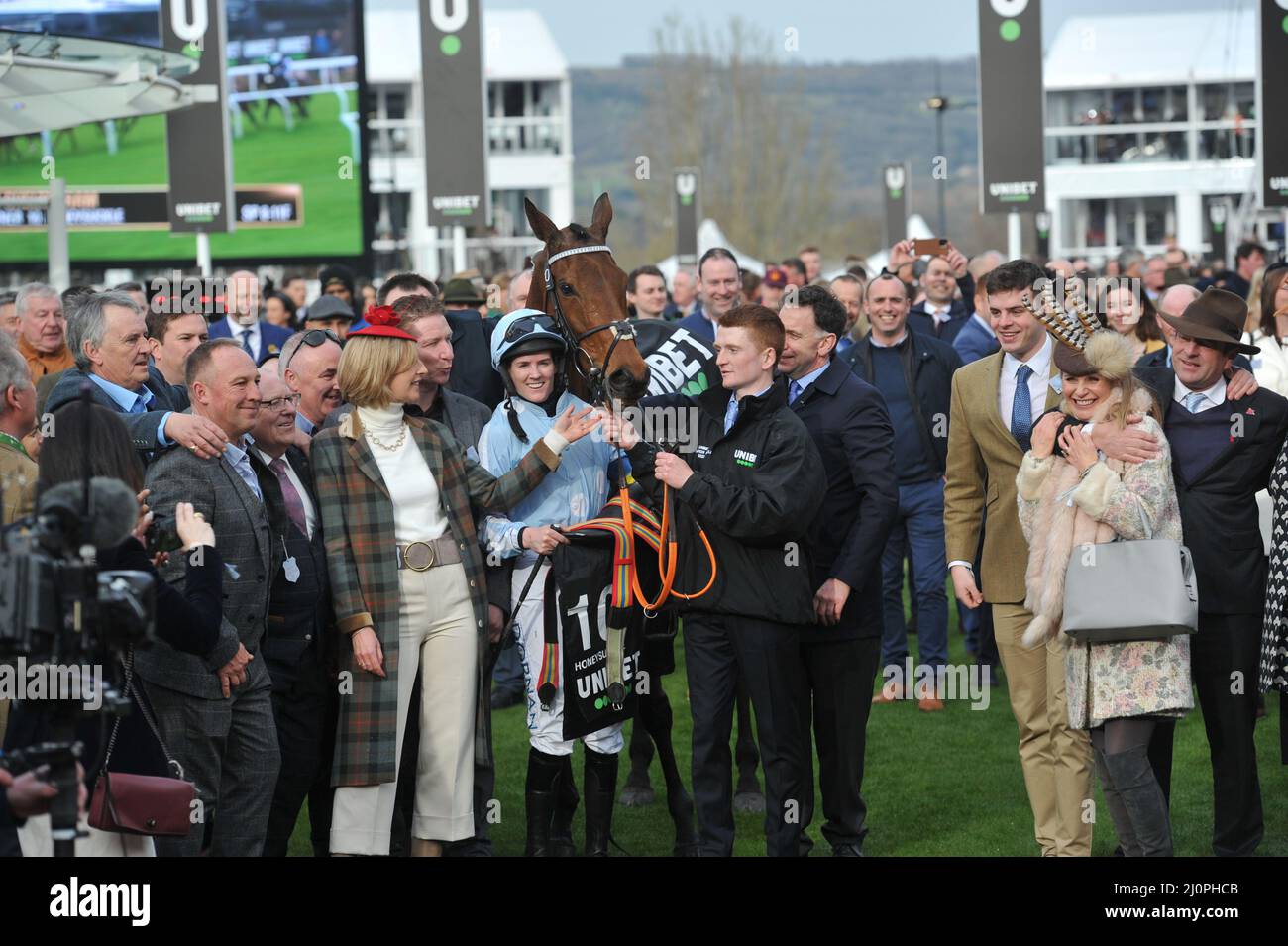 Tag 1 des Cheltenham Festivals auf der Cheltenham Rennbahn. Champion Hurdle Race Gewinner Honeysuckle im Sattel von Rachael Blackmore Bild von M Stockfoto