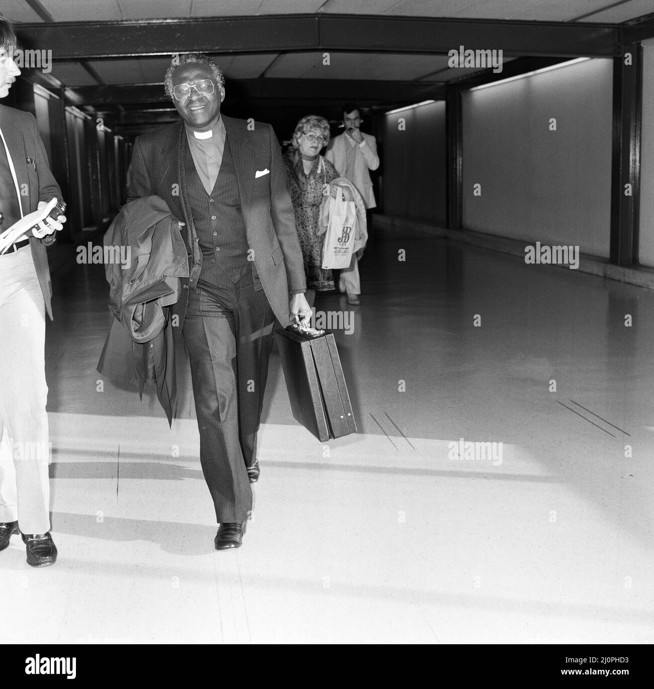 Bischof Desmond Tutu auf dem Weg von Südafrika nach Vancouver am Flughafen Heathrow. 5.. August 1983. Stockfoto