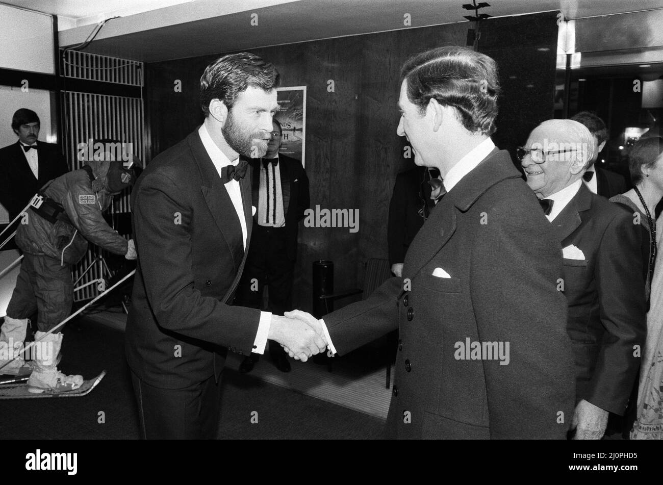 S.H. Prinz Charles bei der Premiere des Films bis ans Ende der Erde, im Bild Gruß an Sir Ranulph Fiennes. Der Film ist die Geschichte der dreijährigen Expedition unter der Leitung des britischen Entdeckers Sir Ranulph Fiennes, die im August 1982 endete. London, 15.. Februar 1983. Stockfoto