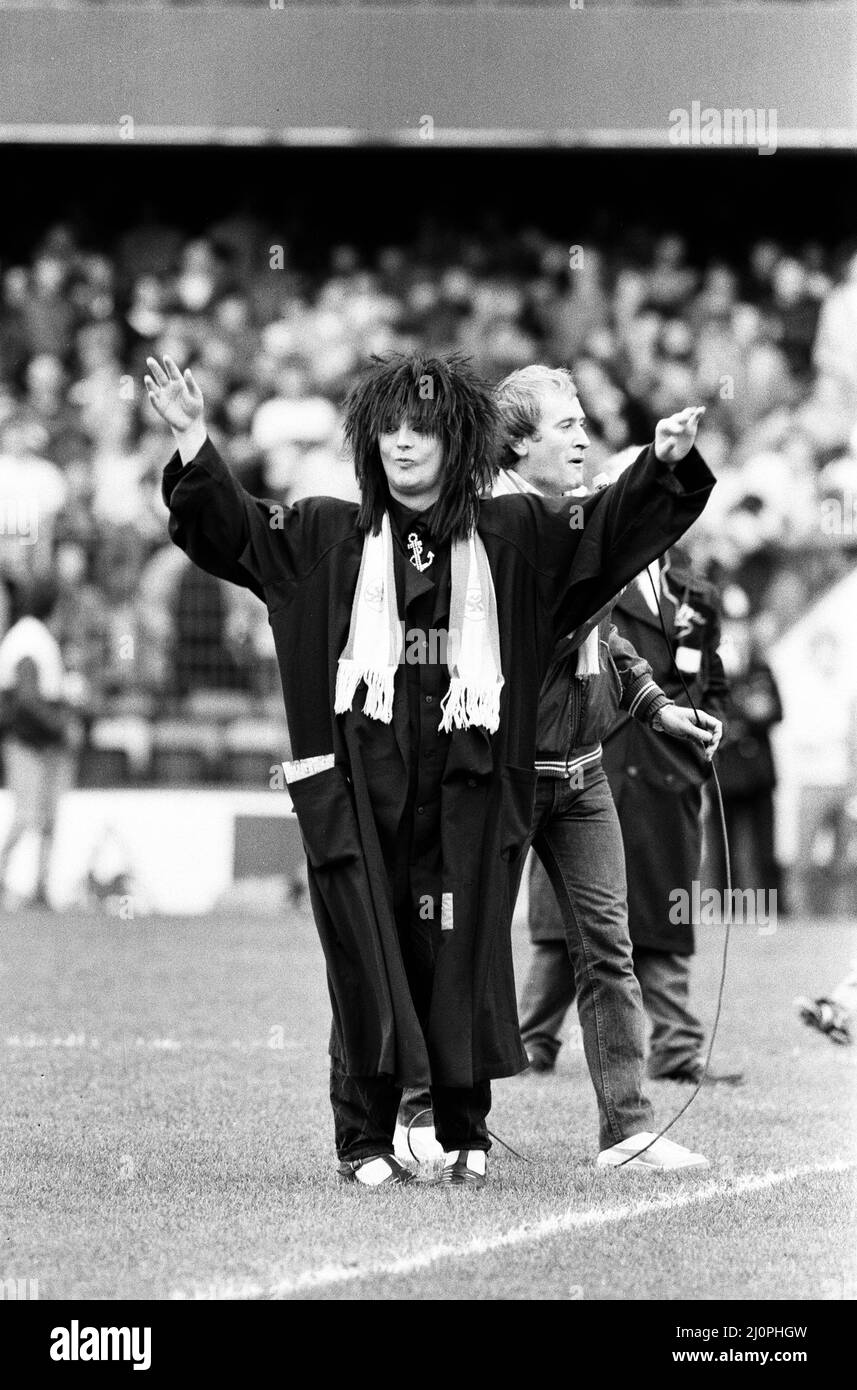 Boy George nimmt am 2. - 3. Watford-Spiel der Division One in der Stamford Bridge Teil, um ein Video für „The Medal Song“ des Culture Club vom 13.. Oktober 1984 zu drehen Stockfoto