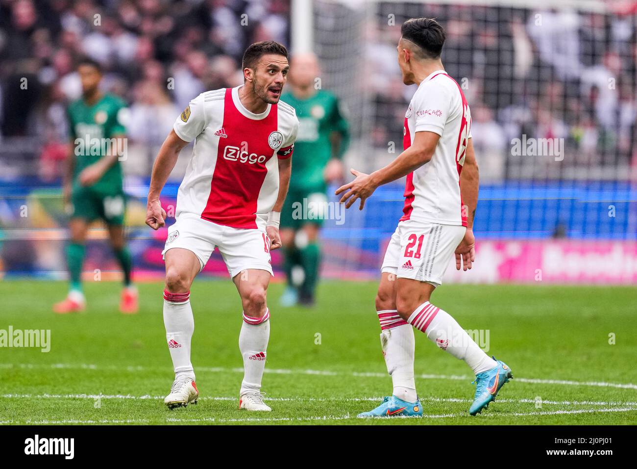 Amsterdam - Dusan Tadic von Ajax, Lisandro Martinez von Ajax feiern den 2-2 während des Spiels zwischen Ajax und Feyenoord in der Johan Cruijff Arena am 20. März 2022 in Amsterdam, Niederlande. (Box-to-Box-Bilder/Yannick Verhoeven) Stockfoto