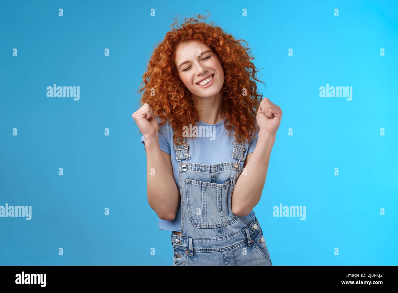 Hurra Sommerstimmung endlich warme Tage. Dumm glücklich fröhlich zart rothaarig wild Mädchen niedlich natürliche Locken schließen Augen lächelnd breitl Stockfoto