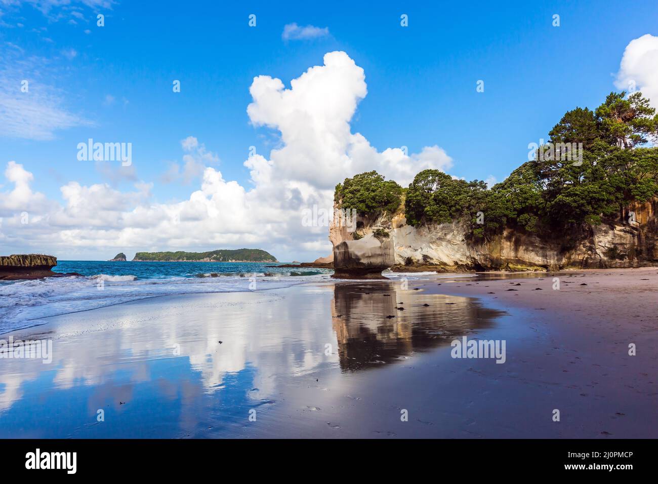 Spiegelungen von Wolken im nassen Sand Stockfoto