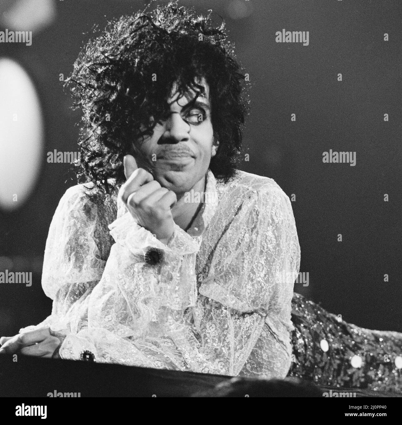 Prince spielt auf der Bühne in der Joe Louis Arena, Chicago 11.. November 1984. Die Purple Rain Tour Stockfoto