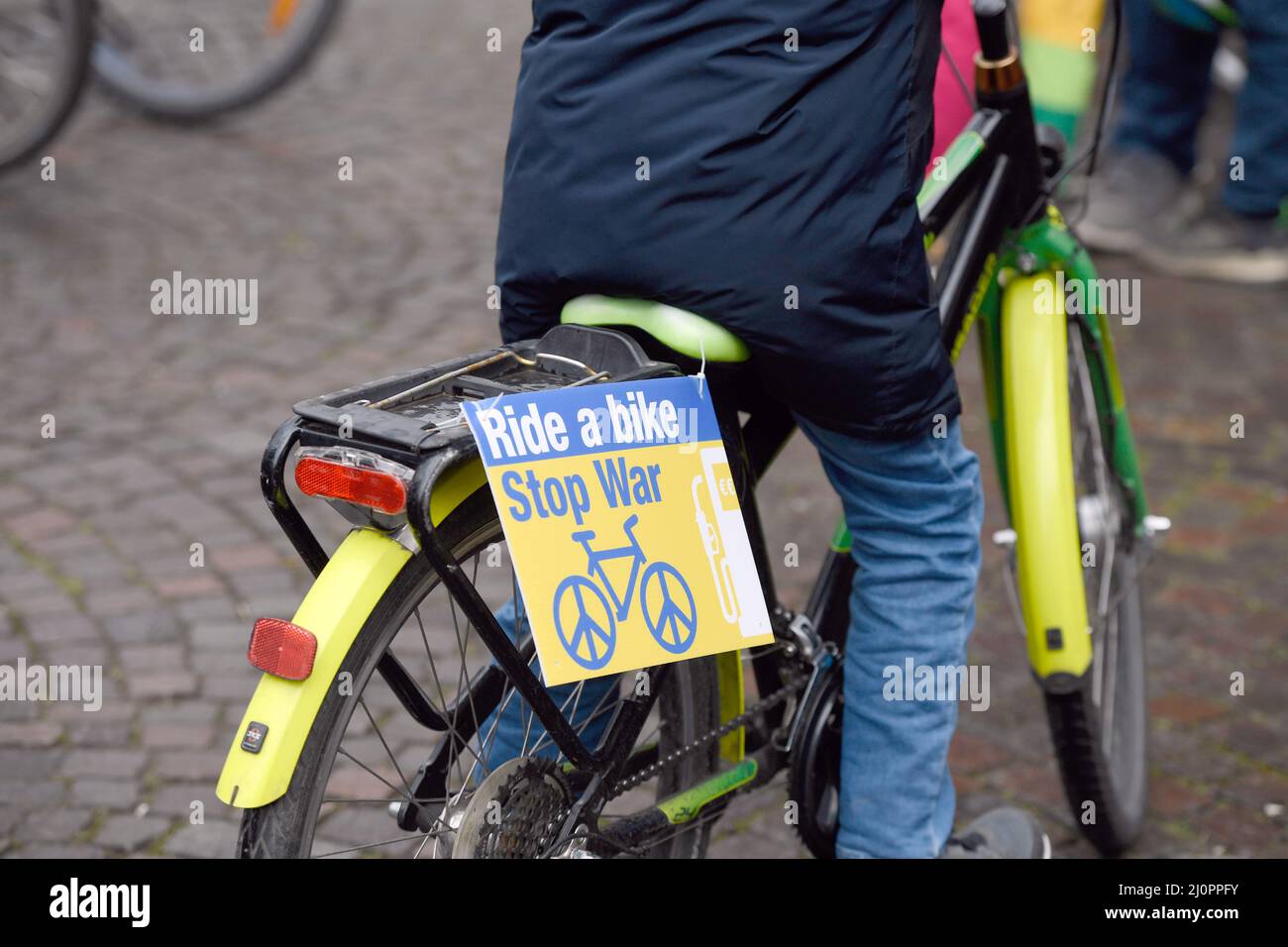 Köln, Deutschland. 20. März 2022. Unter dem Motto "Kidical Mass - Sichere Fahrradinfrastruktur und Freiflächen für Kinder und Jugendliche" nehmen junge Radfahrer an einer Demonstration für bessere Fahrradwege vor allem für Kinder in der Stadt Teil. Dabei haben viele Teilnehmer Banner in den ukrainischen Nationalfarben mit der Aufschrift "Ride a bike - Stop war" an ihren Rädern zur Unterstützung der Ukraine, die von Russland angegriffen wird. Quelle: Roberto Pfeil/dpa/Alamy Live News Stockfoto