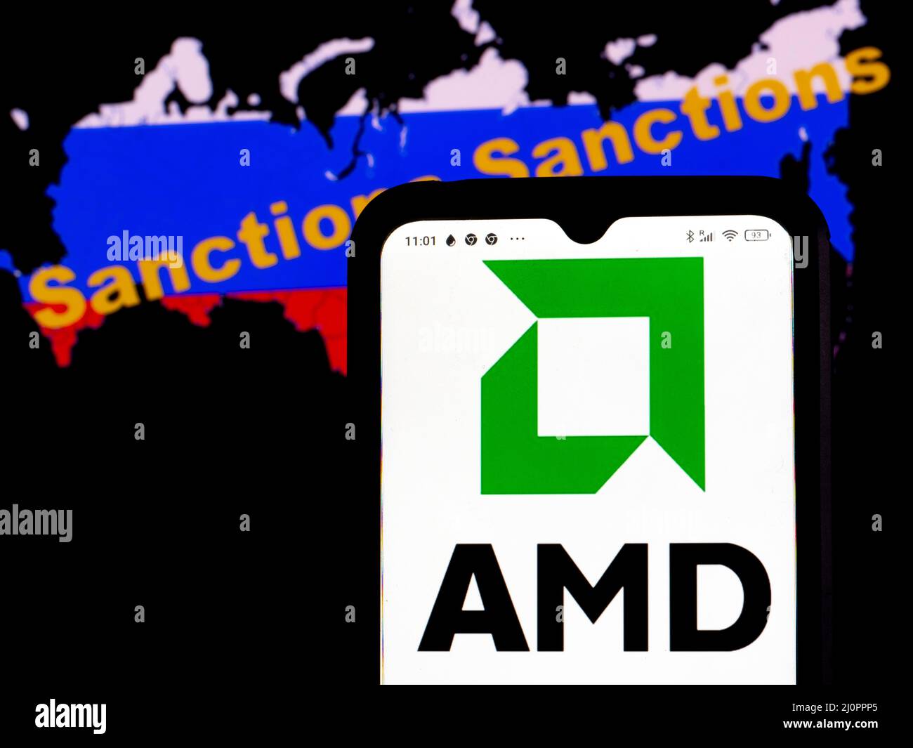 In dieser Abbildung wird das Logo der Advanced Micro Devices auf einem Smartphone-Bildschirm mit einer russischen Flagge in Form einer Karte des Landes mit der Aufschrift Sanctions im Hintergrund angezeigt. (Foto von Igor Golovniov / SOPA Images/Sipa USA) Stockfoto