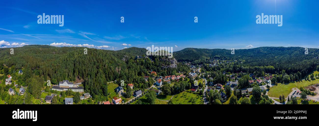 Panoramablick auf den Berg Oybin und die Ruinen der Klosterkirche und der Burg Stockfoto