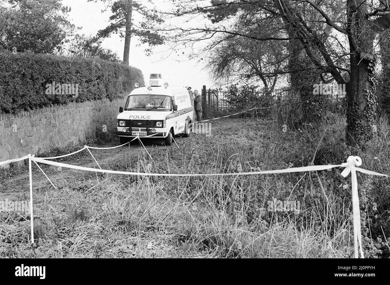 Tatort polizeiliche Untersuchung des Wanderweges, der lokal als Black Pad in Narborough, Leicestershire, bekannt ist, wo das 15-jährige Schulmädchen Lynda Mann vergewaltigt und erwürgt aufgefunden wurde, aufgenommen am Mittwoch, den 23.. November 1983. Colin Pitchfork wurde zu lebenslanger Haft (1988) verurteilt, nachdem er die separaten Morde an Lynda Mann im Alter von 15 (1983) und Dawn Ashworth im Alter von 15 (1986) zugegeben hatte. Er war der erste, der aufgrund von DNA-Fingerabdrücken wegen Mordes verurteilt wurde und der erste, der infolge eines DNA-Massenscreenings gefangen wurde. Stockfoto