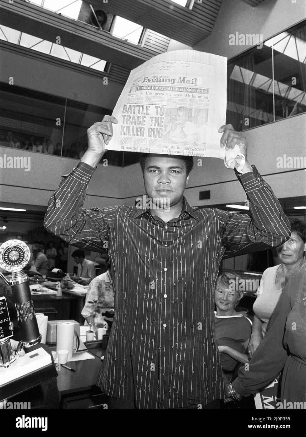 Der amerikanische Ex-Weltmeister Muhammad Ali, der Boxer im Schwergewicht, wurde während seines Besuchs in Birmingham im Gebäude der Post and Mail-Zeitungen abgebildet. 12.. August 1983. Stockfoto