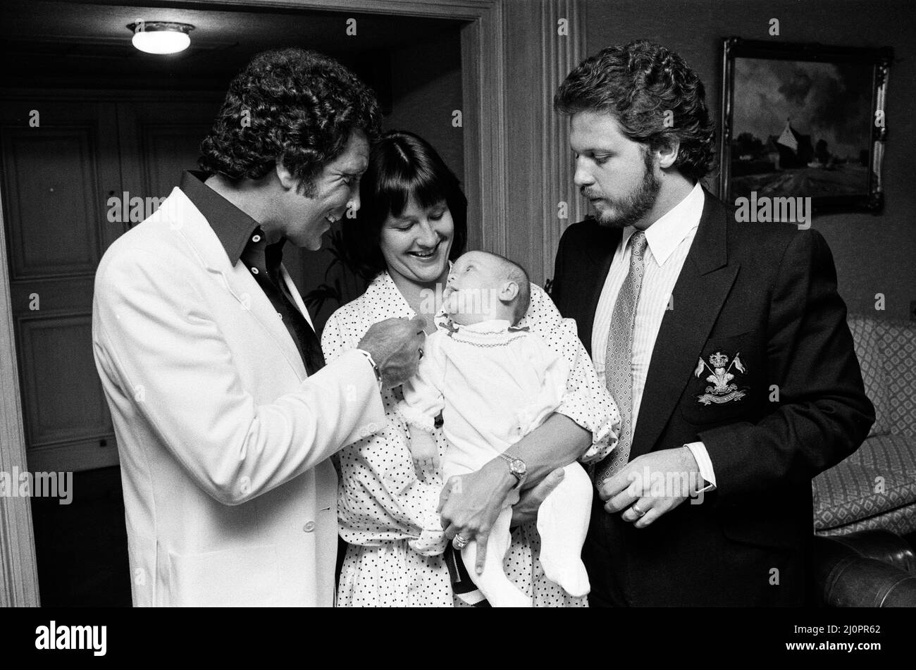 Tom Jones mit seinem elf Monate alten Enkel Alexander, Sohn Mark Woodward und Schwiegertochter Donna in ihrem Londoner Hotel. 3.. September 1983. Stockfoto