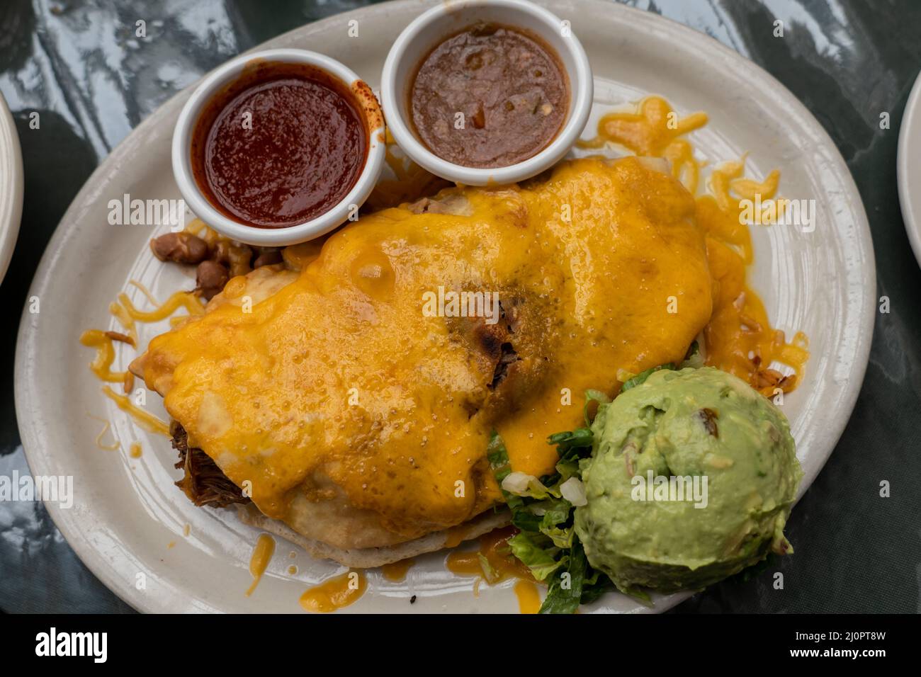 Gefüllte Sopapilla mit Chimayo Red & Green Chile im Rancho de Chimayo Restaurante Stockfoto
