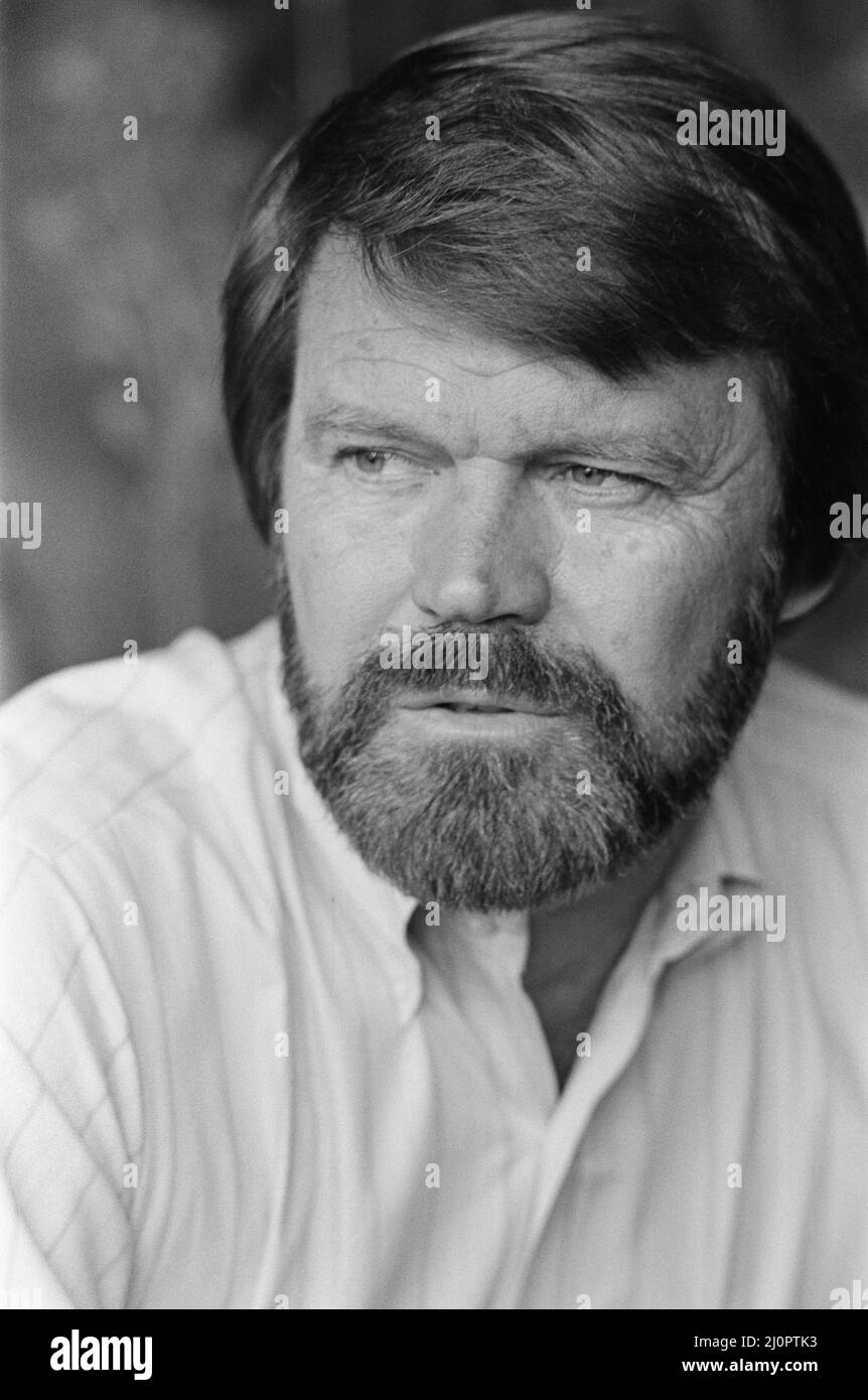 Glen Campbell in London. 19.. April 1984 Sehen Sie einen weiteren Rahmen in diesem Set, der Glen, seine Frau Kim und seinen Sohn Cal zeigt. Campbell heiratete 1982 Kimberly 'Kim' Woolen. Das Paar traf sich an einem blinden Date im Jahr 1981, als Woolen eine Radio City Music Hall 'Rockette' war. Zusammen haben sie drei Kinder: CAL, Shannon und Ashley. Alle drei sind seit 2010 als Teil seiner Touring-Band auf der Bühne zu Campbell gekommen. Zu den Hits von Campbell gehören seine Aufnahmen von John Hartfords „Gentle On My Mind“, Jimmy Webbs „By The Time I Get To Phoenix“, „Wichita Lineman“ und „Galveston“, Larry Weiss's „Rhinestone Cowboy“; Stockfoto