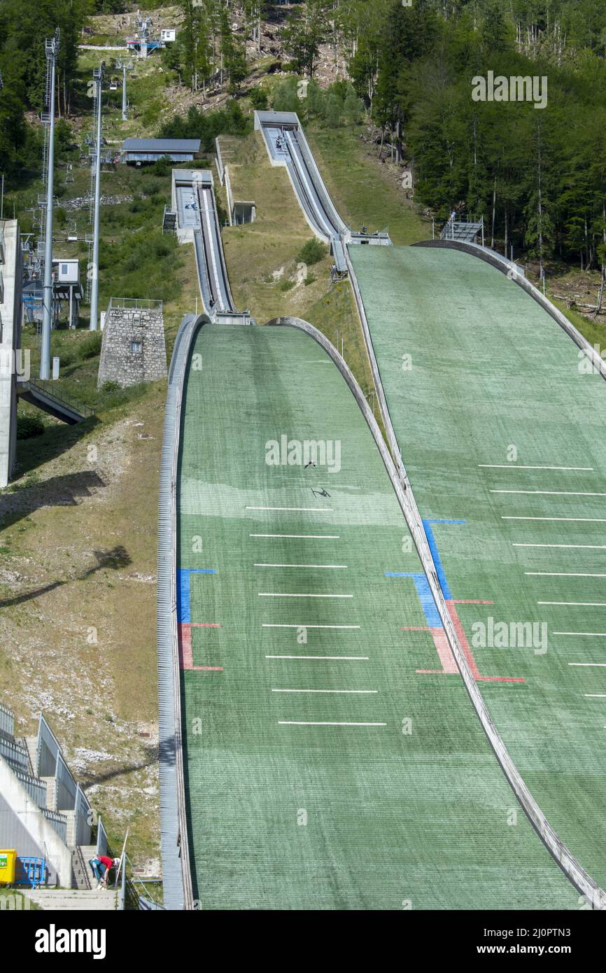 Planica Skisprungschanzen im Sommer. Das Planica Nordic Center. Die Julischen Alpen. Slowenien. Europa. Stockfoto