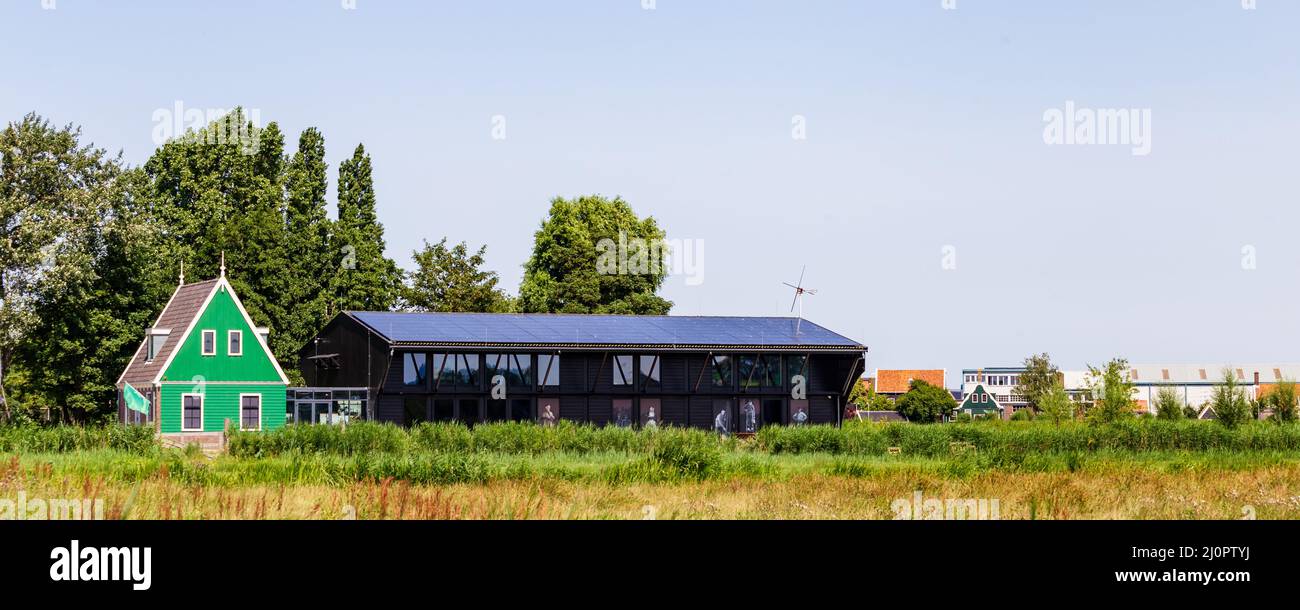 Zaanstad, Niederlande - 18. Juli 2021: Panorama mit traditionellem holländischem Haus und Museumsgebäude in Zaanse Schans Village in Zaanstad Nordholland, Niederlande Stockfoto