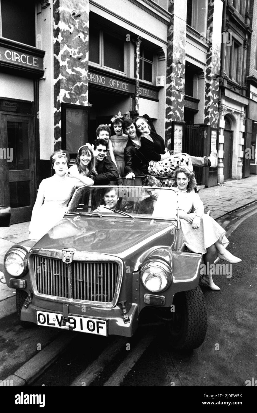 Studenten der Newcastle University rufen am 29.. Februar 1984 vor dem New Tyne Theatre, Westgate Road, Newcastle, ein Foto an, wo sie das Musical Grease inszenieren Stockfoto