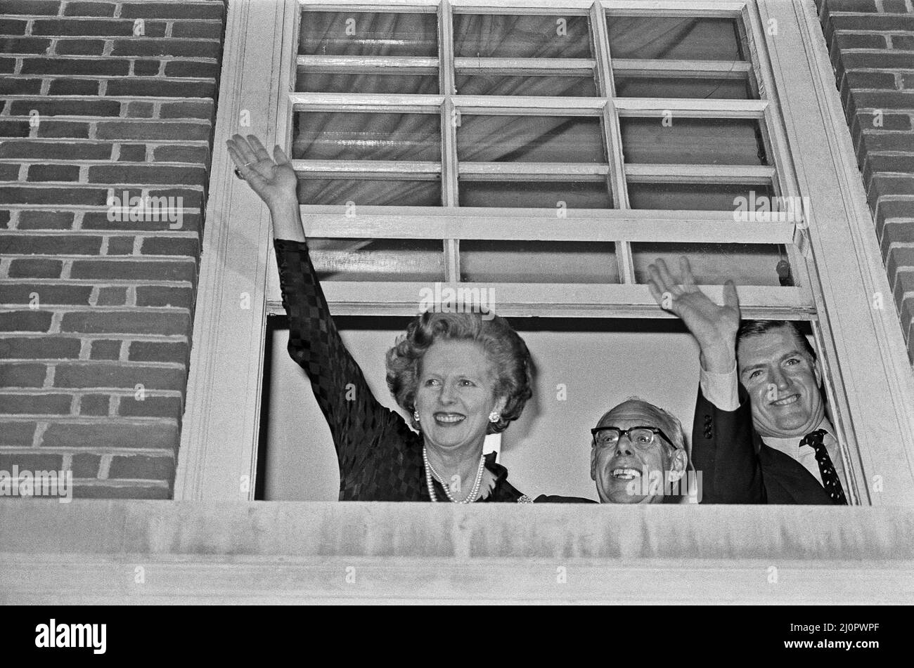 Premierministerin Margaret Thatcher feiert mit Ehemann Denis und dem Vorsitzenden der Konservativen Partei Cecil Parkinson nach dem Sieg bei den Parlamentswahlen im Parteihauptquartier. 10.. Juni 1983 Stockfoto