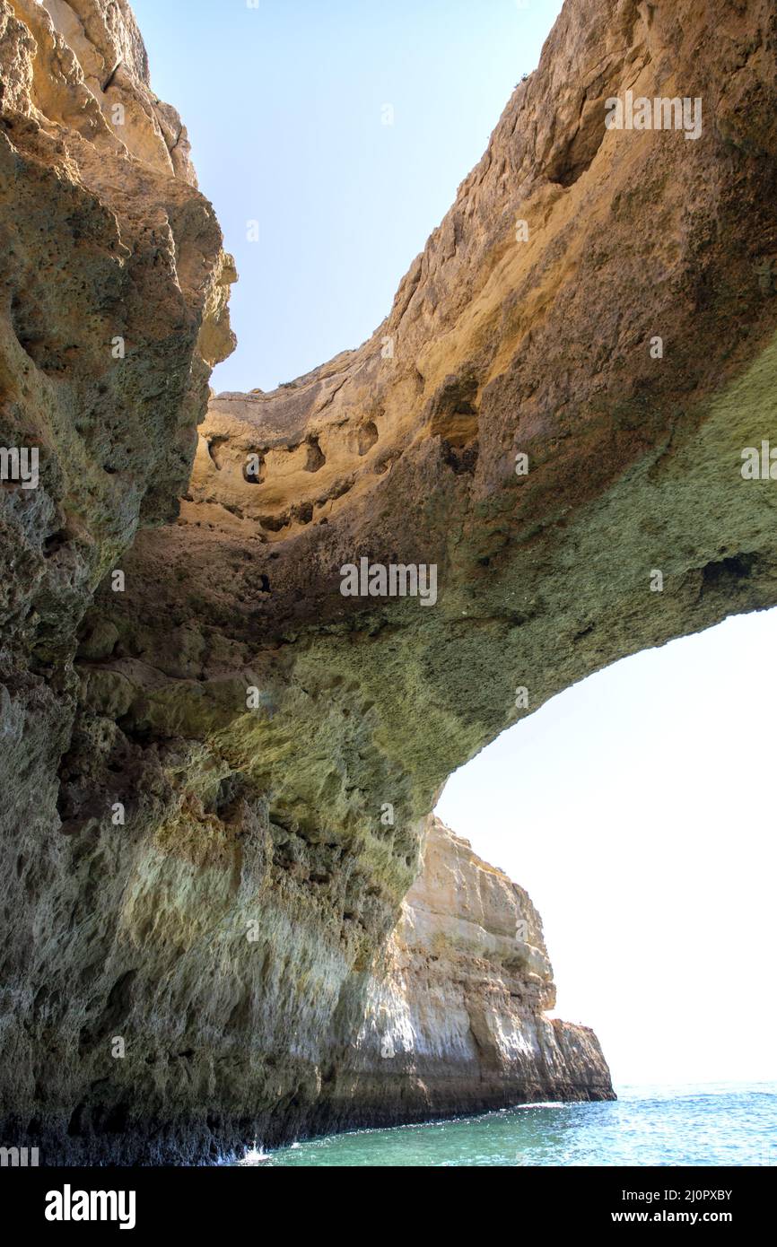 Felsbögen der sieben Hanging Valleys und türkisfarbenes Meerwasser an der Küste Portugals in der Algarve-Region Stockfoto