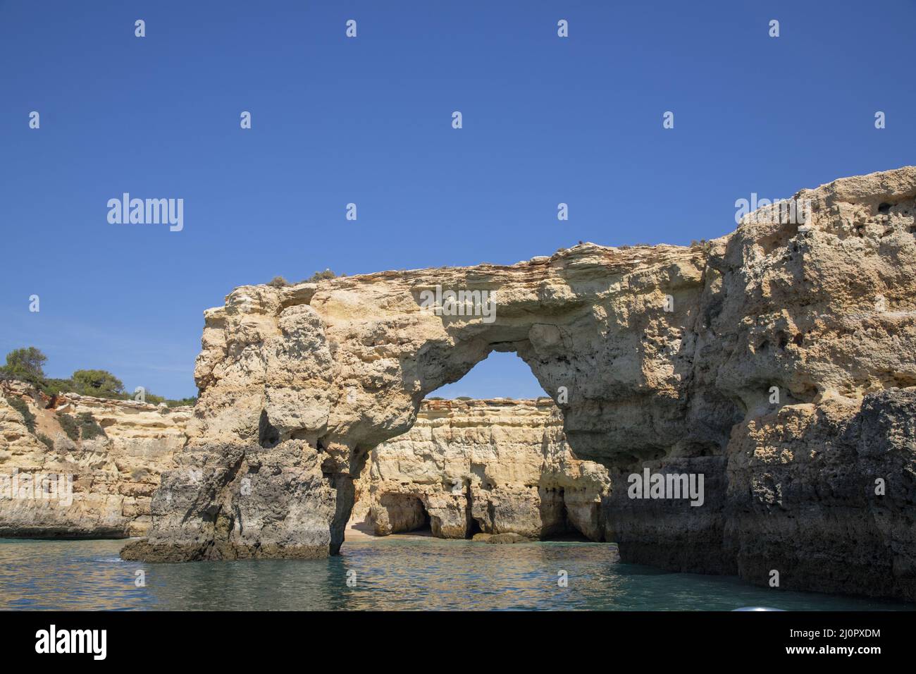 Felsbögen der sieben Hanging Valleys und türkisfarbenes Meerwasser an der Küste Portugals in der Algarve-Region Stockfoto