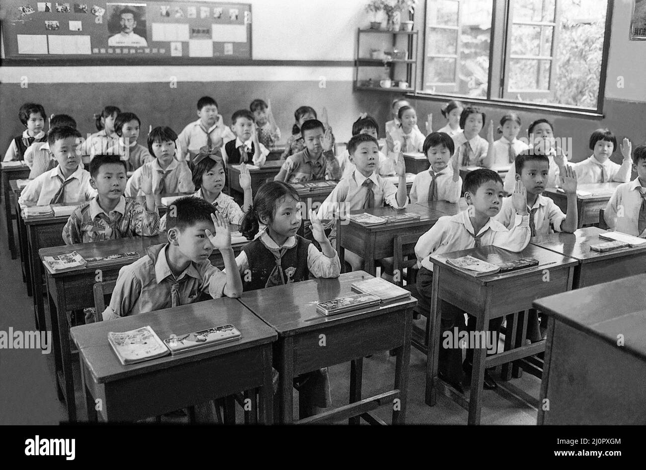 KLASSENRÄUME mit Studenten auf ihren Bänken in China Stockfoto